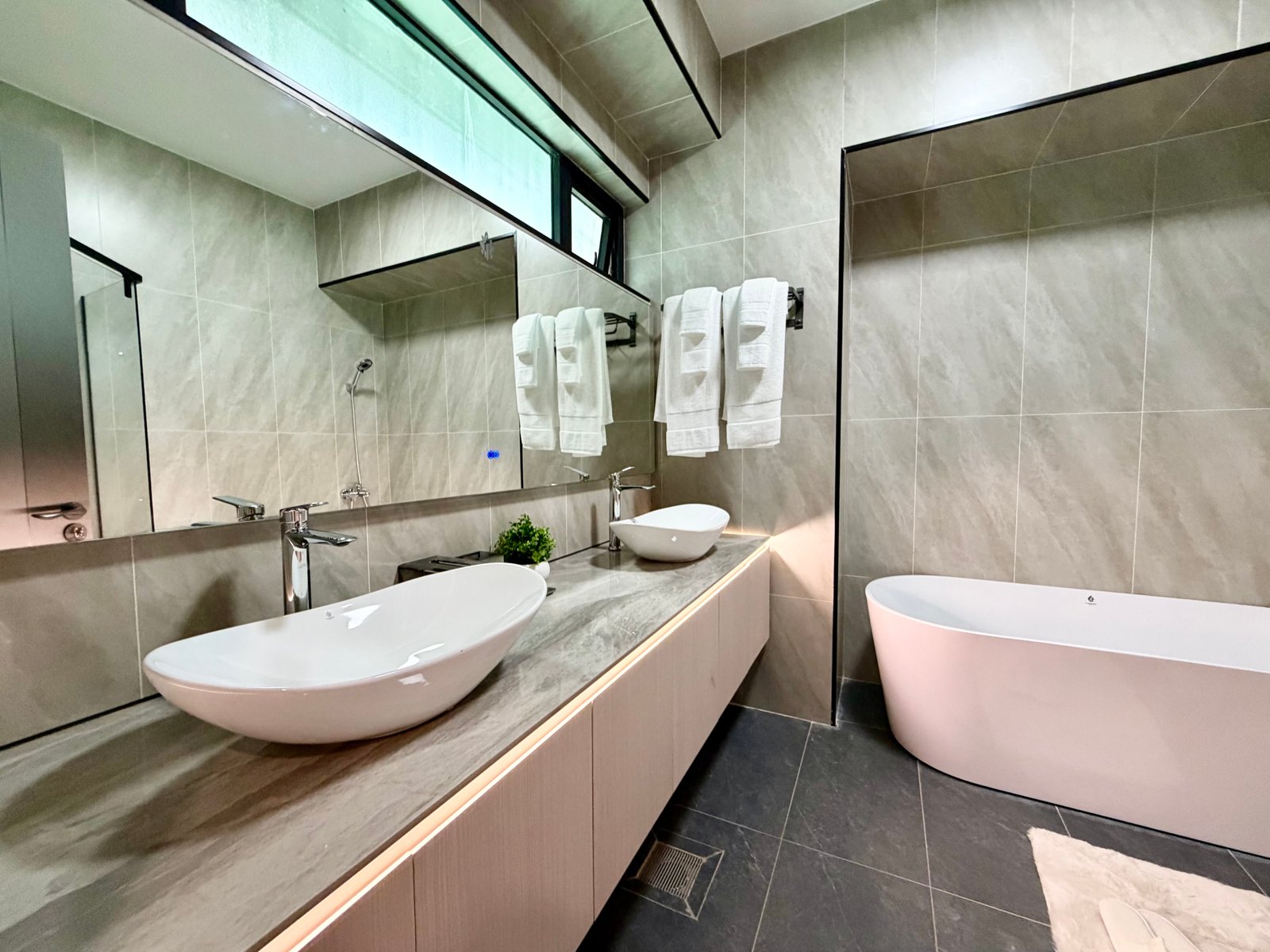 Crystal Oak 5 bedroom Apartments in Kileleshwa Master bedroom bathroom