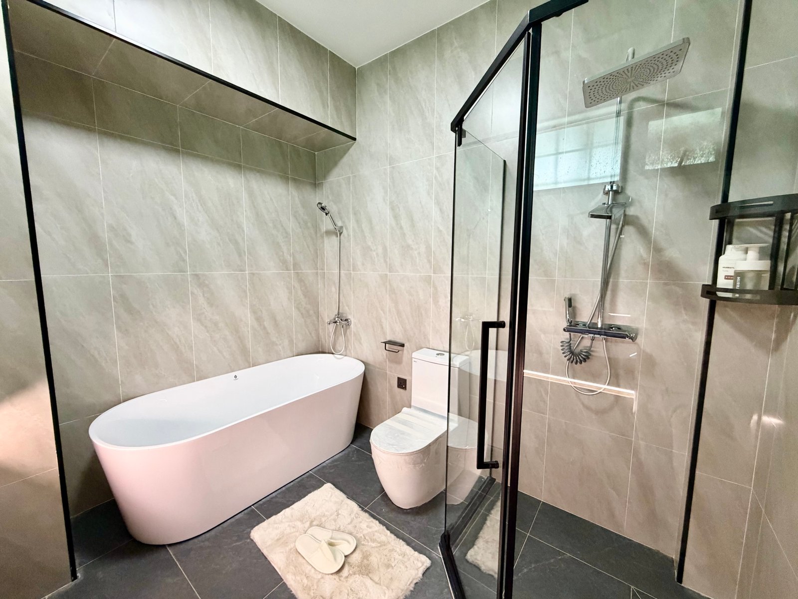 Crystal Oak 5 bedroom Apartments in Kileleshwa Master bedroom bathroom tub