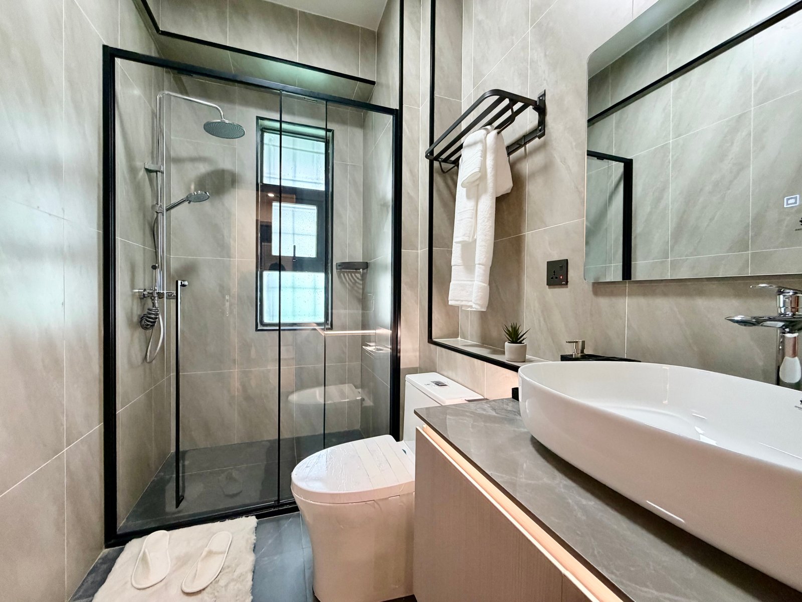 Crystal Oak 5 bedroom Apartments in Kileleshwa Guest bedroom three bathroom