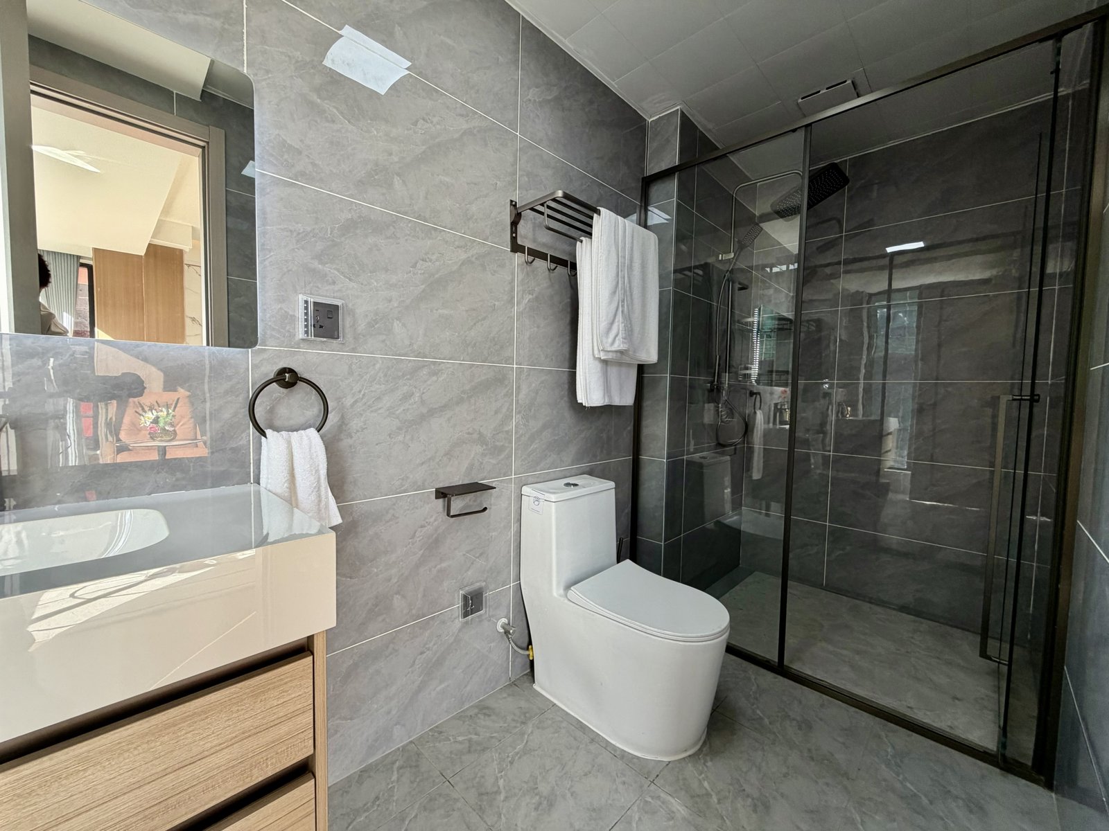 Master Bedroom Bathroom Of 3 Bedrooms At Luckinn Ivy Residence In Westlands
