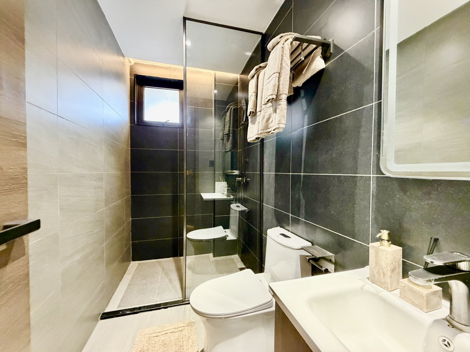 bathroom area of 4 Bedrooms At ONLYOU Elgeyo Apartments In Kilimani