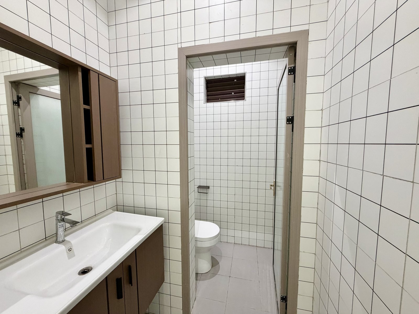 toilet at comfy residences in kileleshwa
